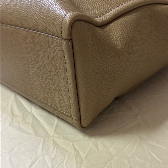 Marc Jacobs Tan Shoulder Bag with Embossed Logo - Picture 9 of 16